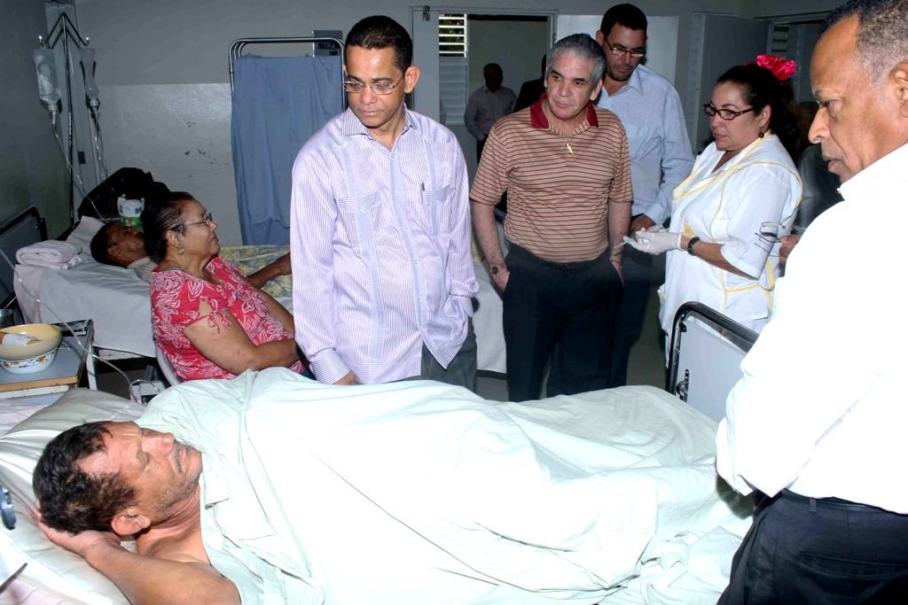 El senador José Rafael Vargas saluda a uno de los pacientes en los operativos en San Víctor. A su lado el Dr. Kero Gómez encargado de la Oficina de Gestión Senatorial de Espaillat.